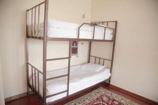 Хостелы Kyrgyz House Hostel Бишкек Спальное место на двухъярусной кровати в общем номере для женщин-1