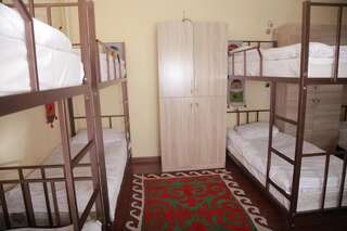 Хостелы Kyrgyz House Hostel Бишкек Спальное место на двухъярусной кровати в общем номере для мужчин-2