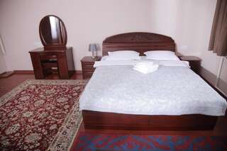 Хостелы Kyrgyz House Hostel Бишкек Двухместный номер Делюкс с 1 кроватью и дополнительной кроватью-1