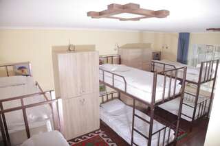 Хостелы Kyrgyz House Hostel Бишкек Спальное место на двухъярусной кровати в общем номере для мужчин-1