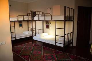 Хостелы Kyrgyz House Hostel Бишкек Спальное место на двухъярусной кровати в общем номере для мужчин и женщин-4
