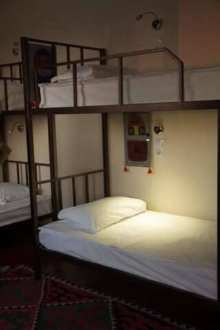 Хостелы Kyrgyz House Hostel Бишкек Спальное место на двухъярусной кровати в общем номере для мужчин и женщин-5