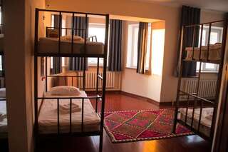 Хостелы Kyrgyz House Hostel Бишкек Спальное место на двухъярусной кровати в общем номере для мужчин и женщин-6