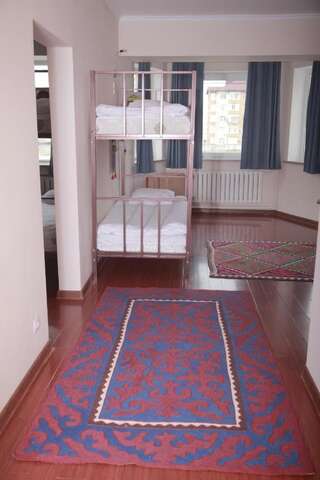 Хостелы Kyrgyz House Hostel Бишкек Спальное место на двухъярусной кровати в общем номере для мужчин и женщин-1
