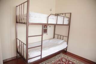 Хостелы Kyrgyz House Hostel Бишкек Спальное место на двухъярусной кровати в общем номере для женщин-2